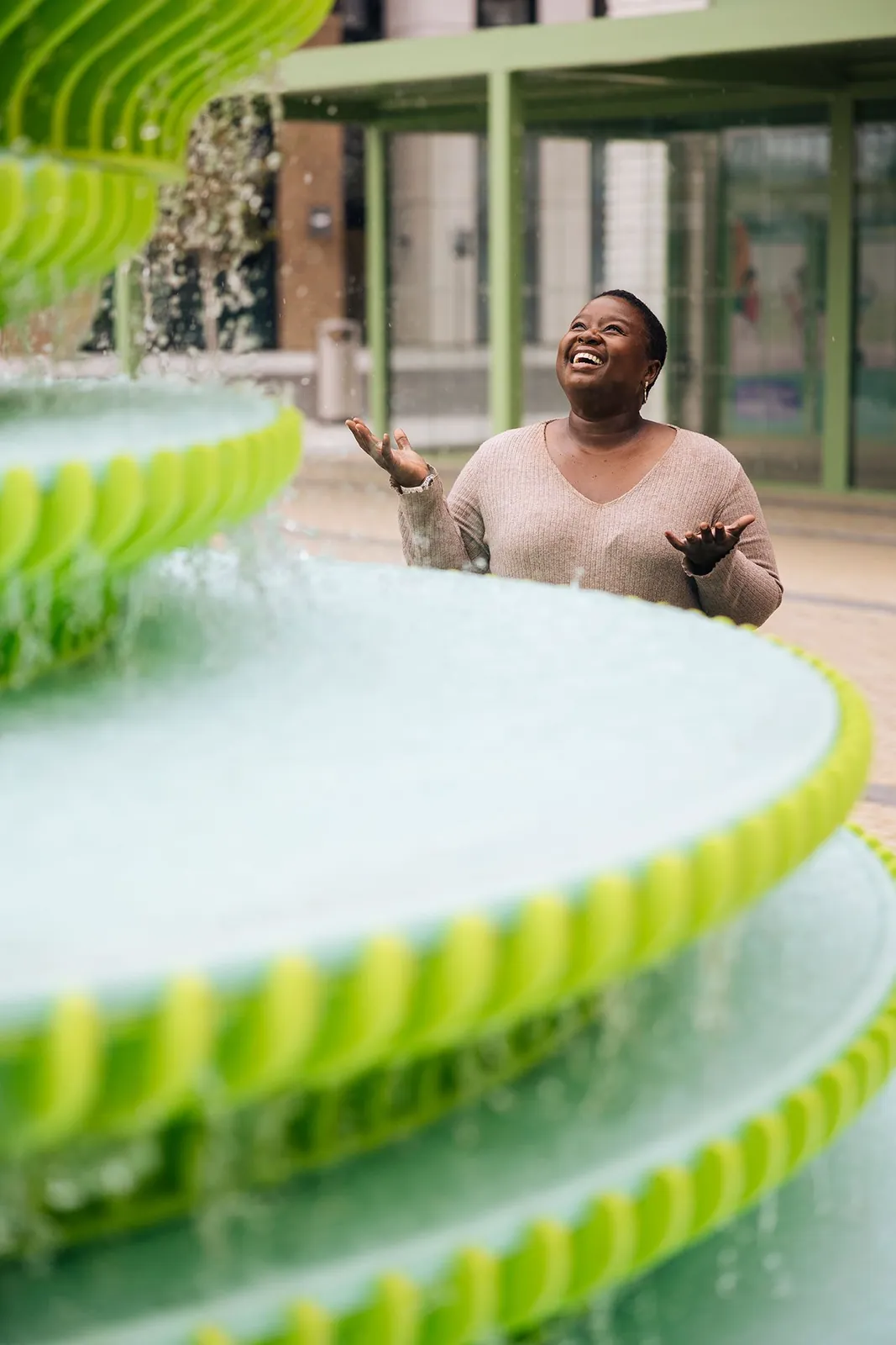 Neon'dan "The Fountain": Londra'da Toplulukları Birleştiren Yeşil Bir Vaha