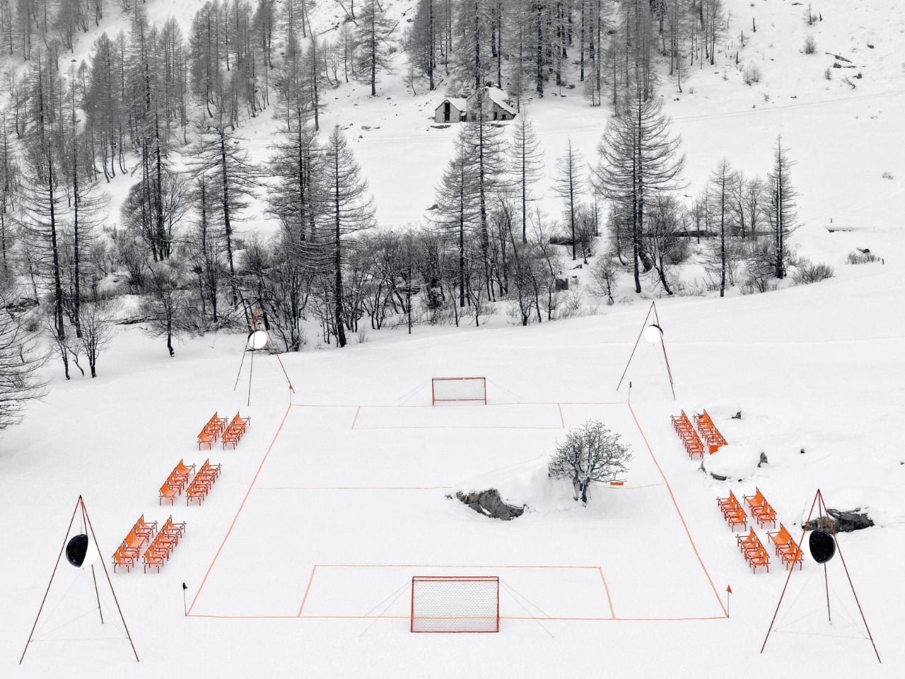 Eduardo Longo'nun Fütüristik Casa Bola'sı, São Paulo Tasarım Dünyasına Uzay Gemisi Havası Katıyor