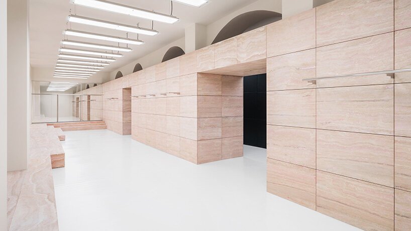 NM3 Tasarımı Blumarine Milano Butiği: Traverten ve Pembe Camın Zarafeti