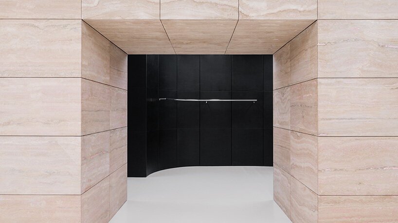 NM3 Tasarımı Blumarine Milano Butiği: Traverten ve Pembe Camın Zarafeti