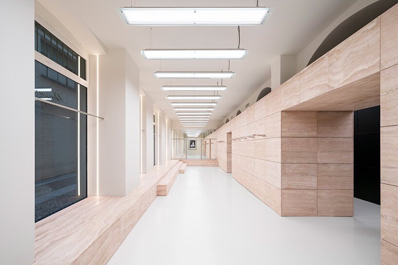 NM3 Tasarımı Blumarine Milano Butiği: Traverten ve Pembe Camın Zarafeti