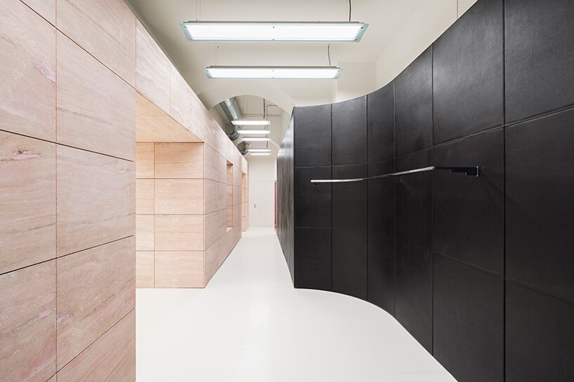 NM3 Tasarımı Blumarine Milano Butiği: Traverten ve Pembe Camın Zarafeti