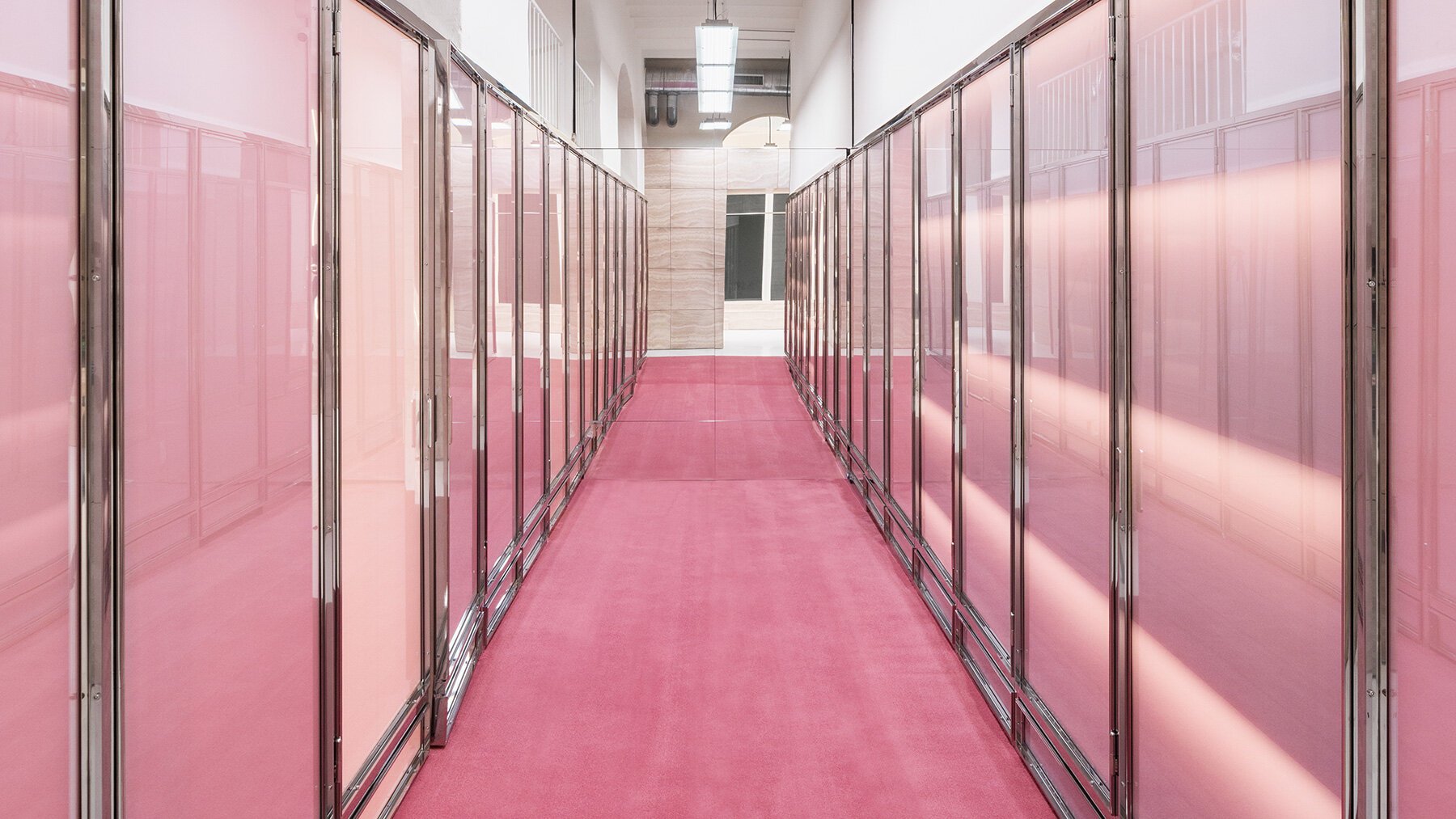 NM3 Tasarımı Blumarine Milano Butiği: Traverten ve Pembe Camın Zarafeti