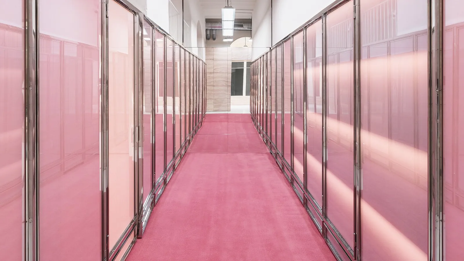 NM3 Tasarımı Blumarine Milano Butiği: Traverten ve Pembe Camın Zarafeti