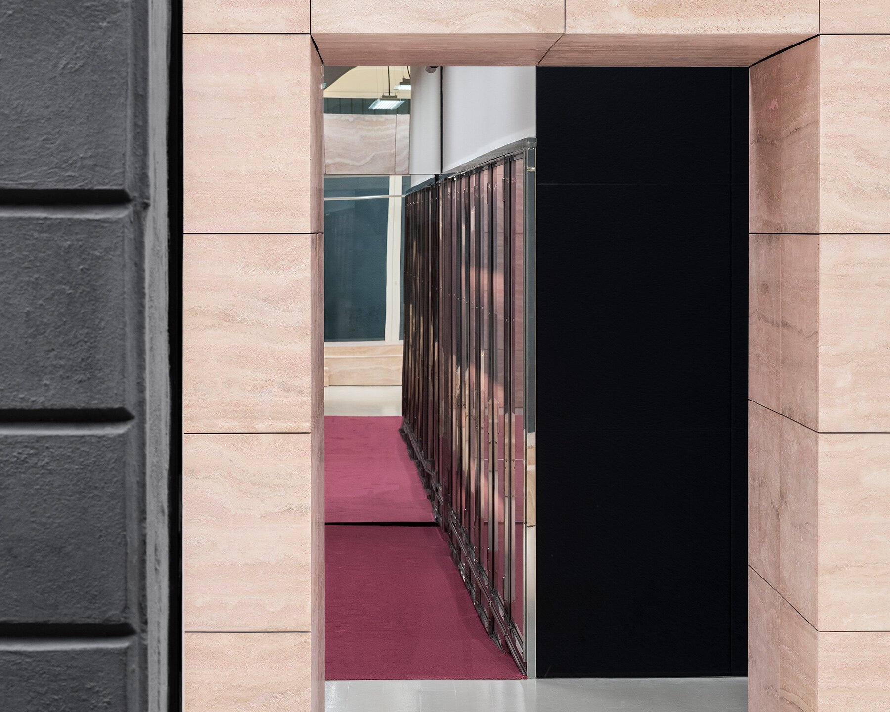 NM3 Tasarımı Blumarine Milano Butiği: Traverten ve Pembe Camın Zarafeti