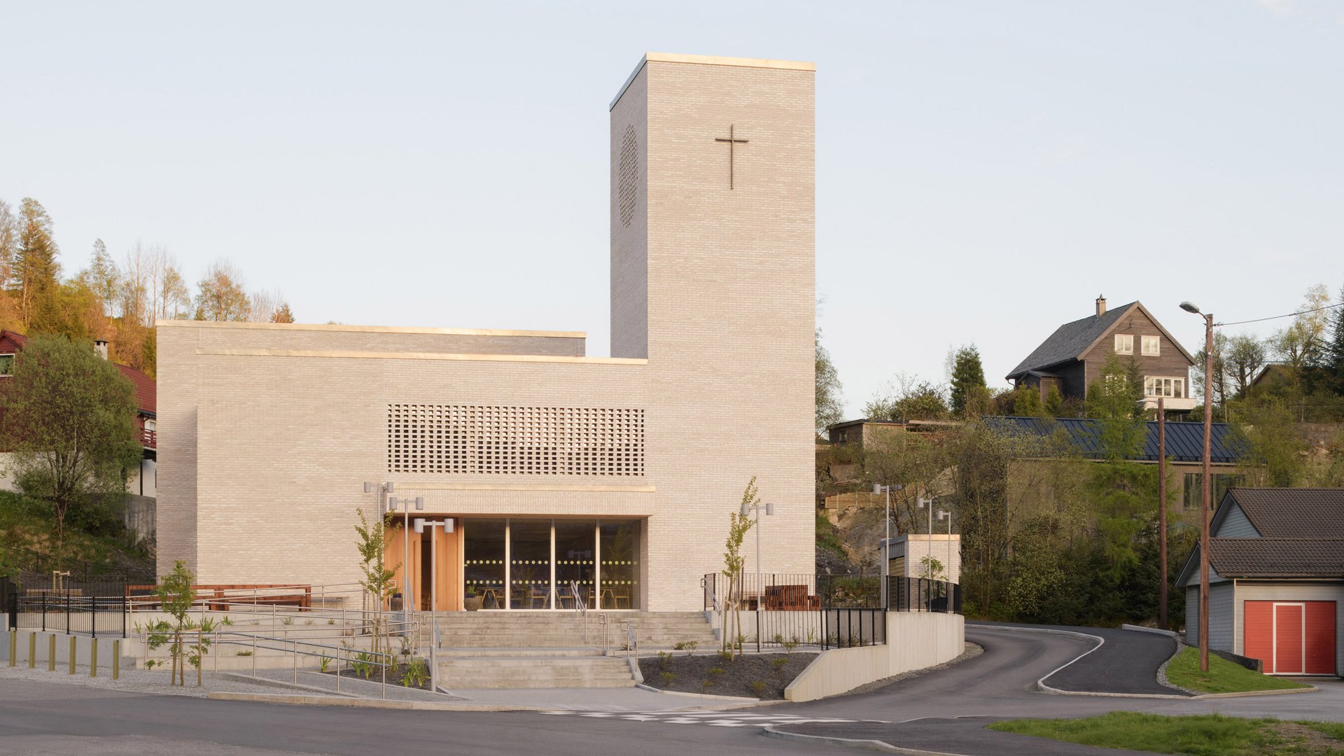 Sædalen Kirke: Tuğlanın Kalbinde Kutsal ve Sosyal Denge