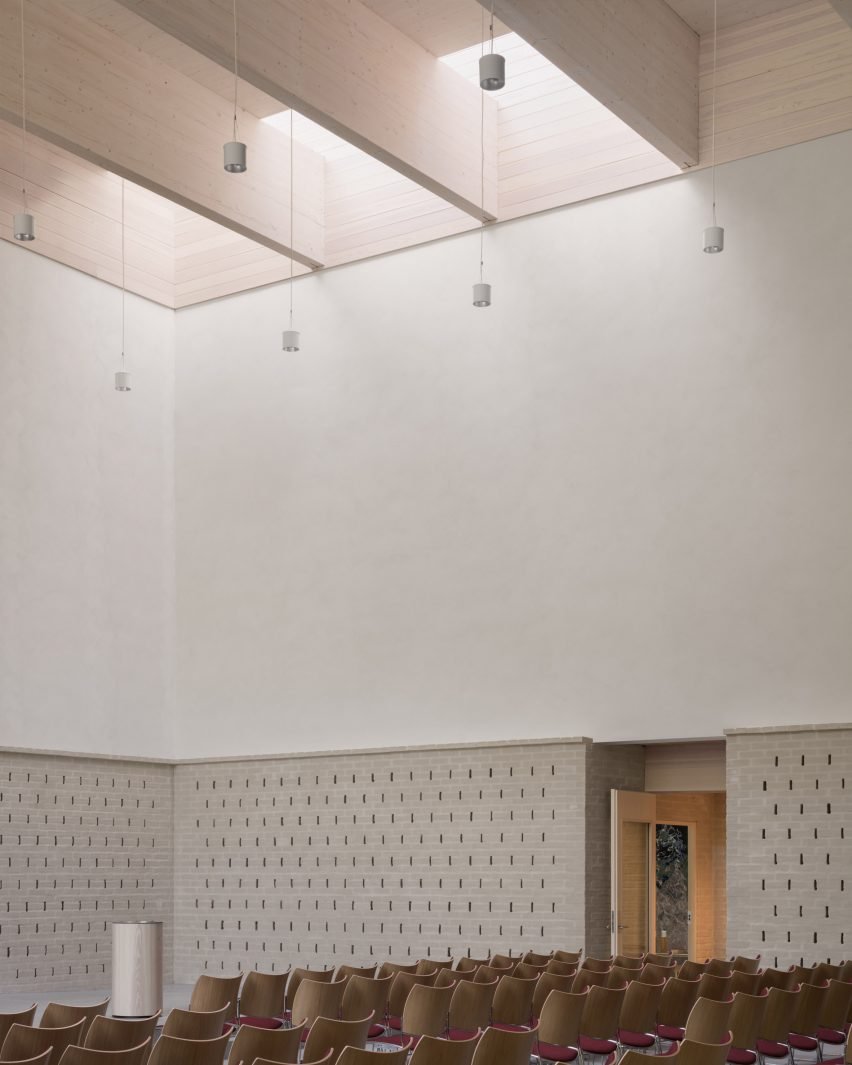 Sædalen Kirke: Tuğlanın Kalbinde Kutsal ve Sosyal Denge