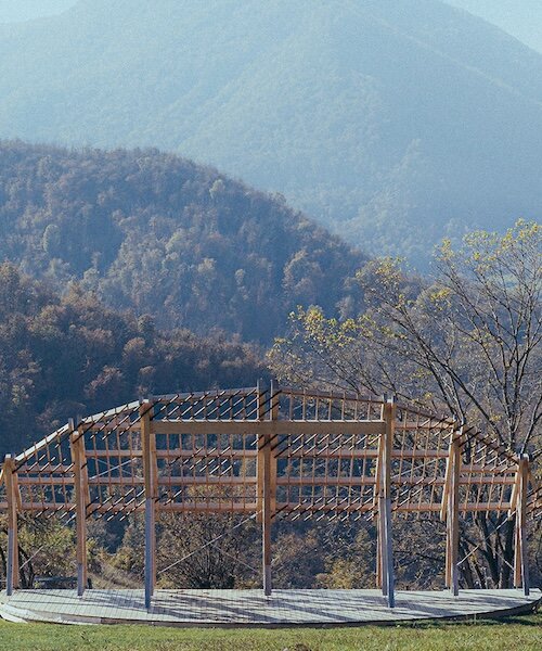 İtalya'da Piramidal Çatılı Terakota Kümeleriyle Anaokulu Tasarımı