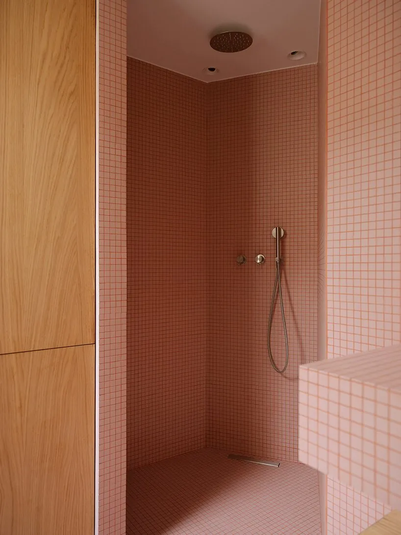 Paris'in Çatıları Uyanıyor: Küçük Odalardan 55m² Modern Destan