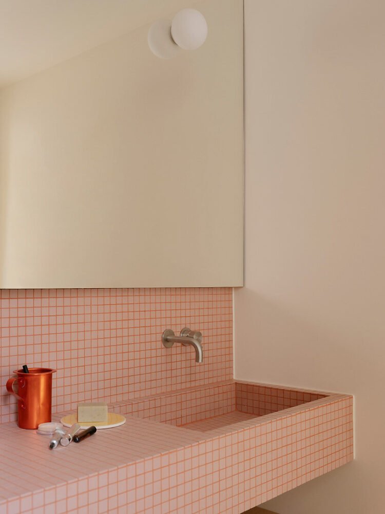 Paris'in Çatıları Uyanıyor: Küçük Odalardan 55m² Modern Destan