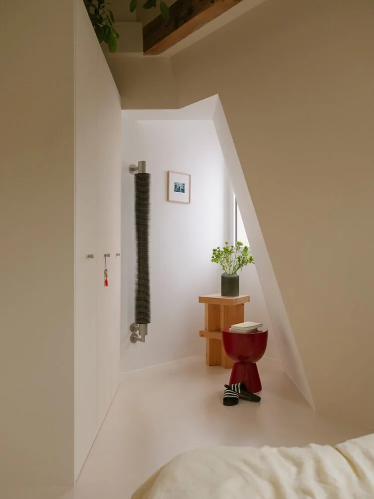 Paris'in Çatıları Uyanıyor: Küçük Odalardan 55m² Modern Destan