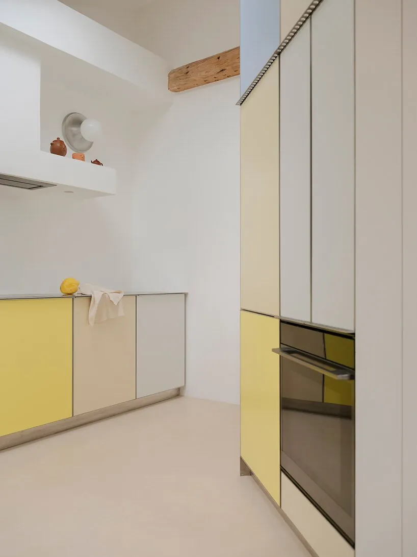 Paris'in Çatıları Uyanıyor: Küçük Odalardan 55m² Modern Destan