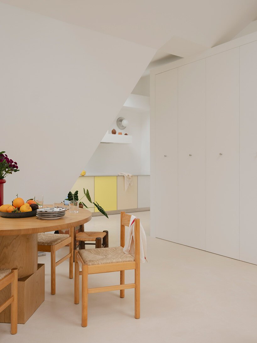 Paris'in Çatıları Uyanıyor: Küçük Odalardan 55m² Modern Destan