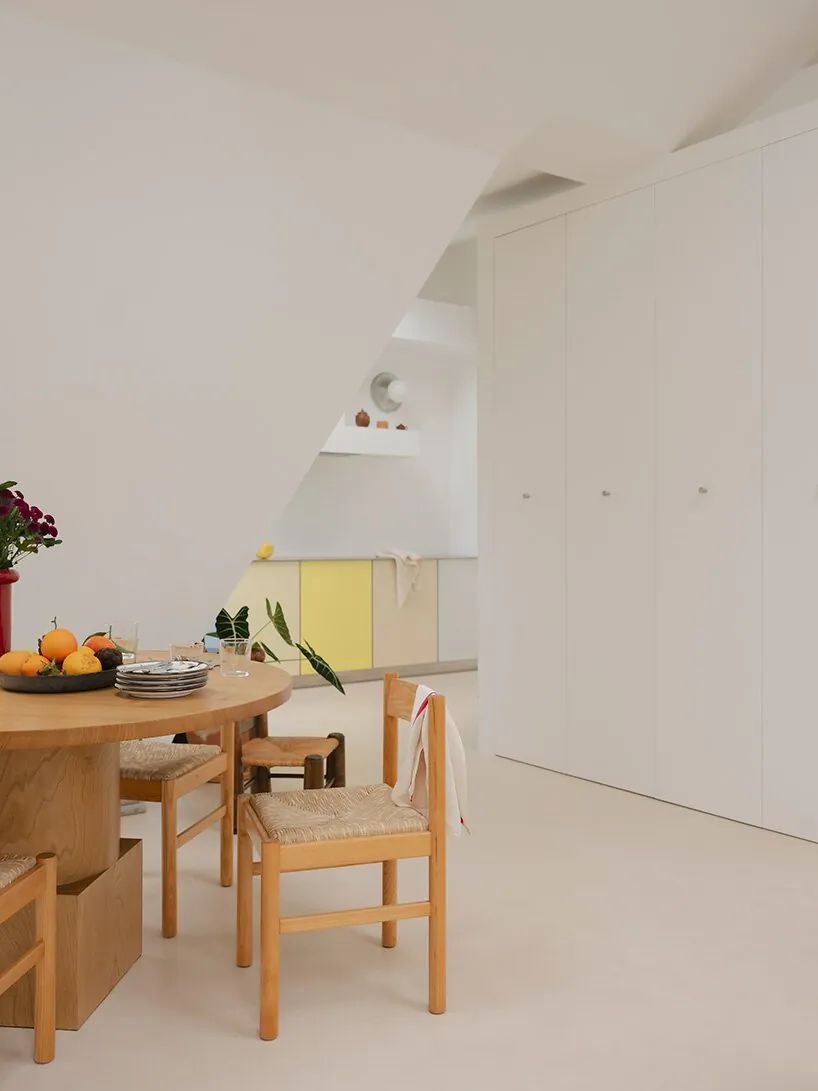 Paris'in Çatıları Uyanıyor: Küçük Odalardan 55m² Modern Destan