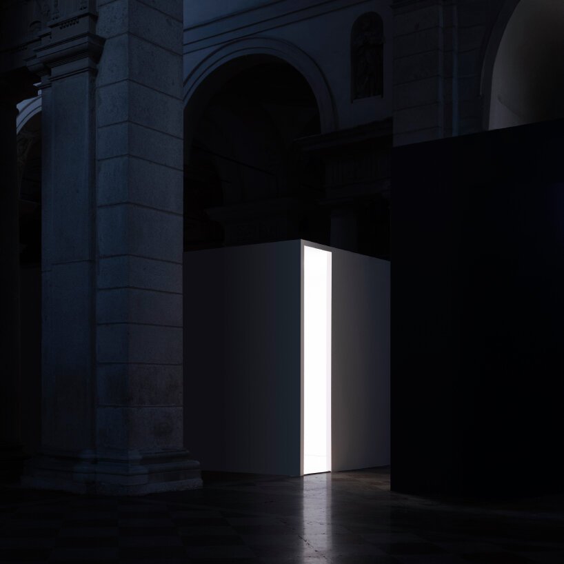 Piacenza Kilisesinde Davide Groppi: Işıkla Şiirsel Bir Yolculuk