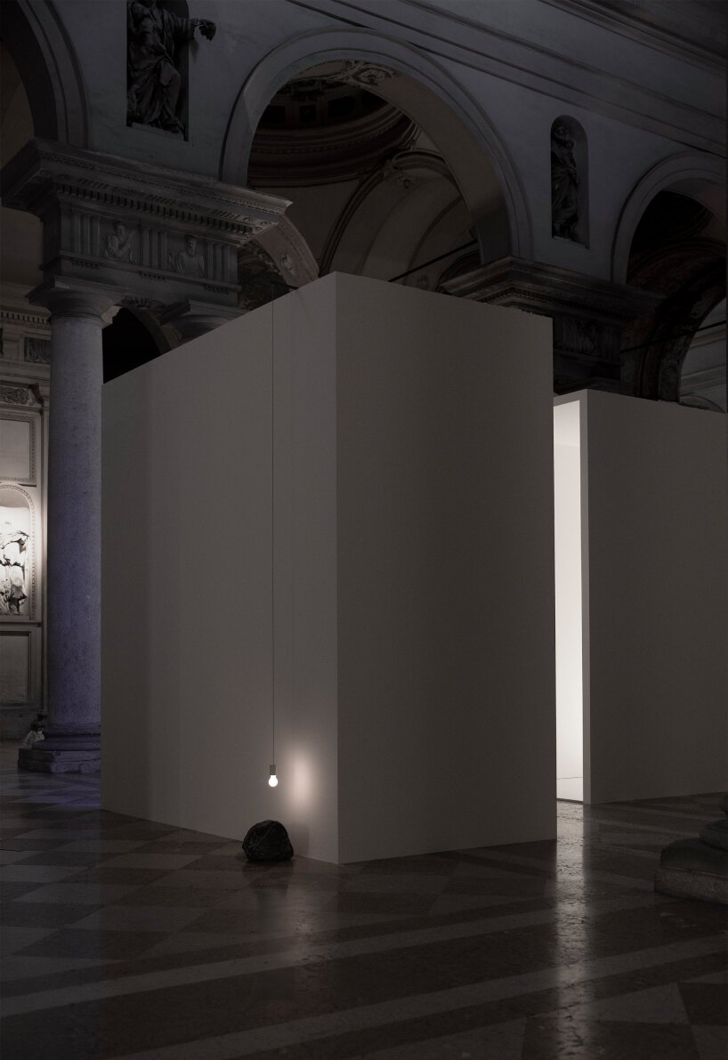 Piacenza Kilisesinde Davide Groppi: Işıkla Şiirsel Bir Yolculuk