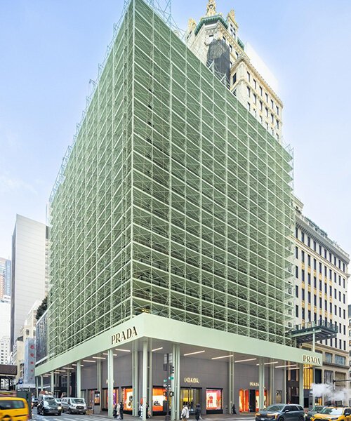 Prada NYC: İskeleyle Kentsel Estetiği Yeniden Tanımlayan Bir Cephe