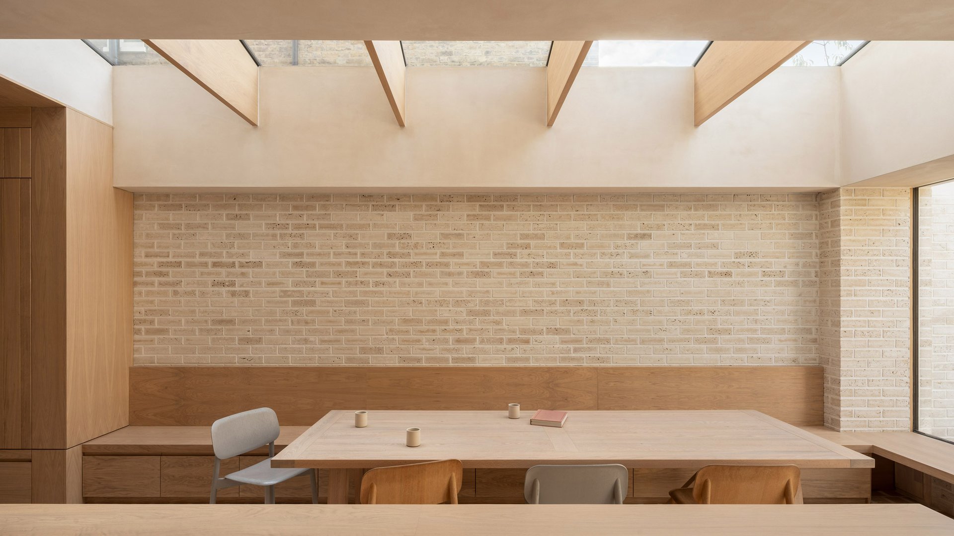 Londra&rsquo;nın Kalbinde Kireçtaşıyla Gelen Sakin Vaha: Stone Brick House