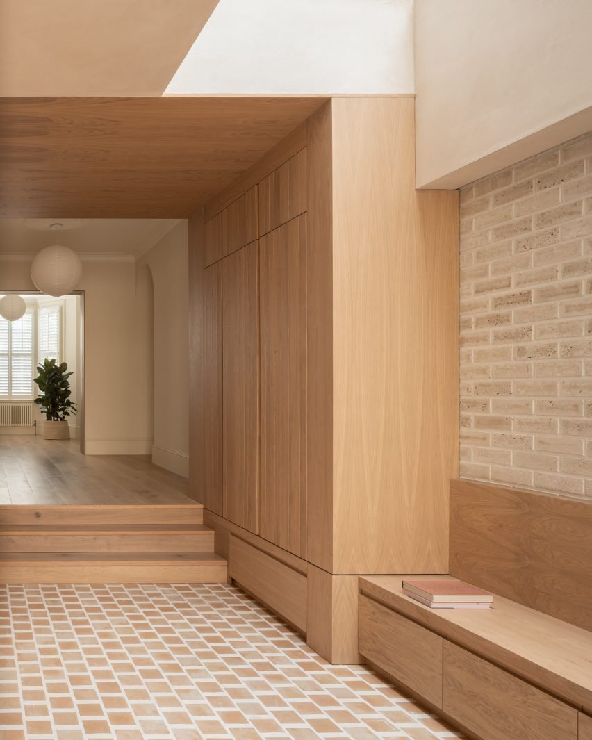 Londra'nın Kalbinde Kireçtaşıyla Gelen Sakin Vaha: Stone Brick House