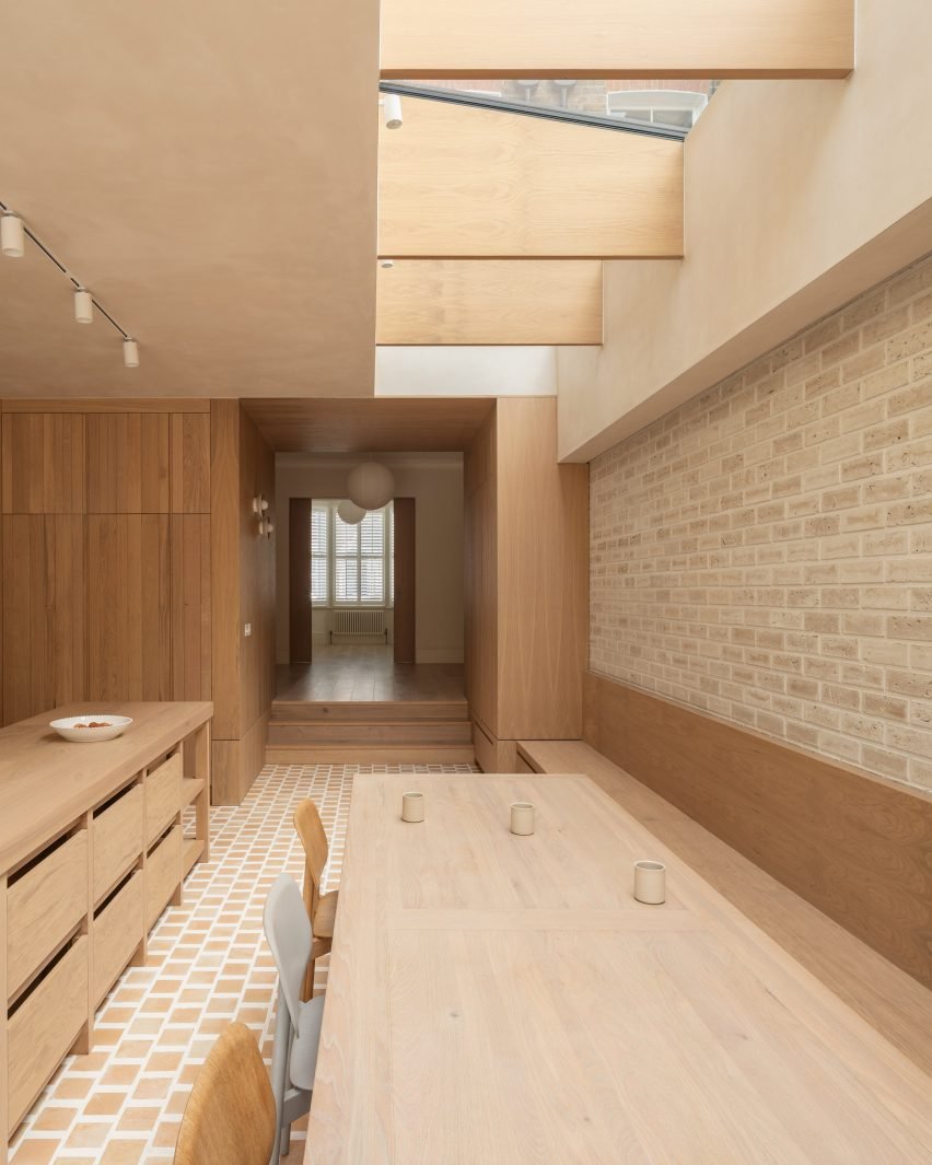 Londra'nın Kalbinde Kireçtaşıyla Gelen Sakin Vaha: Stone Brick House