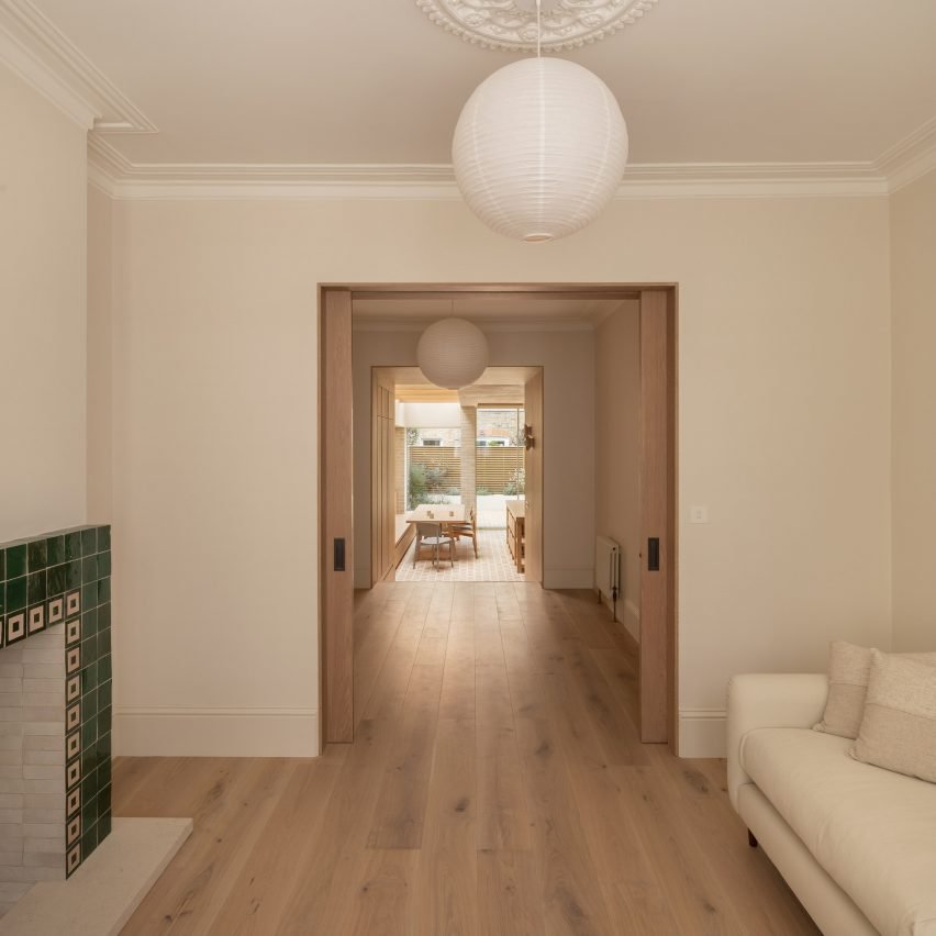 Londra'nın Kalbinde Kireçtaşıyla Gelen Sakin Vaha: Stone Brick House