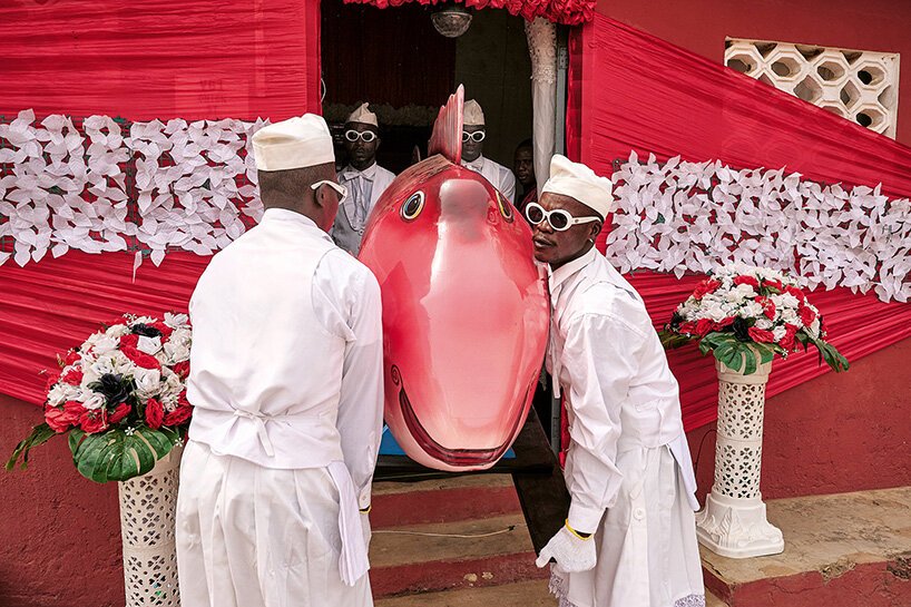 Regula Tschumi: Gana’da Cenaze Kültürü Görsel Bir Dil Olarak