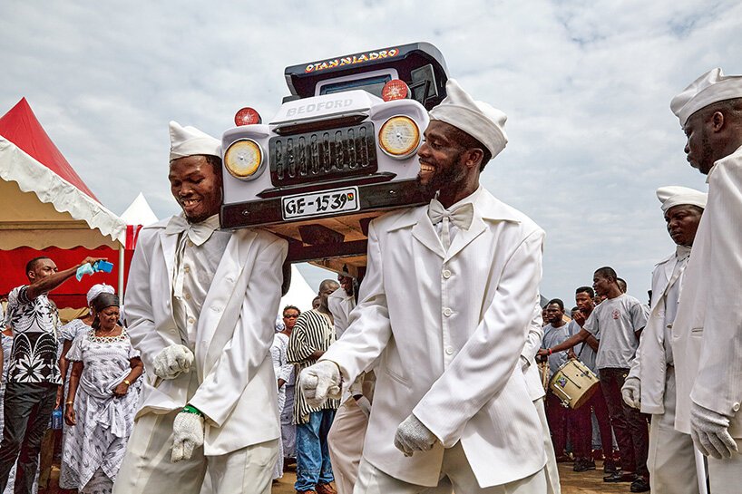 Regula Tschumi: Gana’da Cenaze Kültürü Görsel Bir Dil Olarak