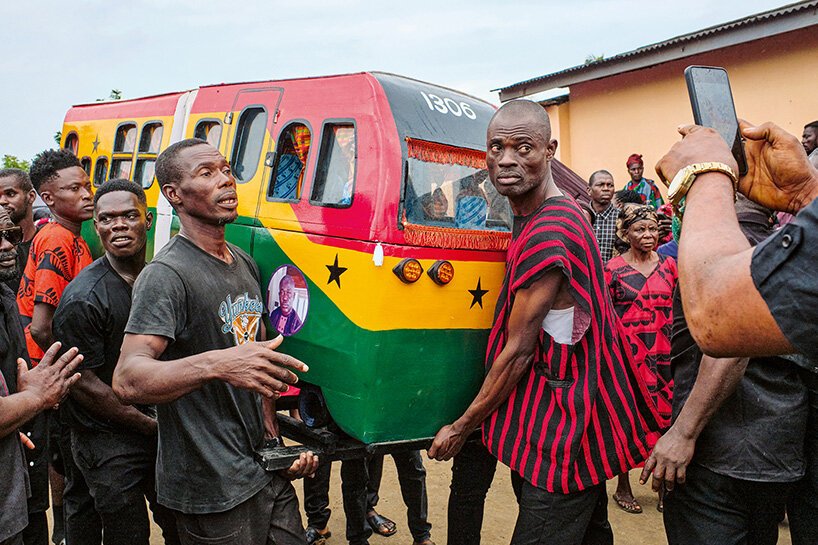 Regula Tschumi: Gana’da Cenaze Kültürü Görsel Bir Dil Olarak