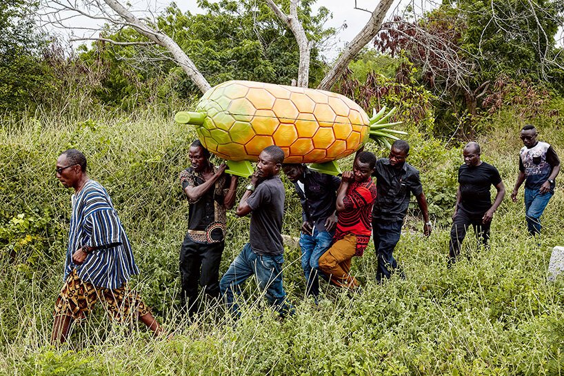 Regula Tschumi: Gana’da Cenaze Kültürü Görsel Bir Dil Olarak