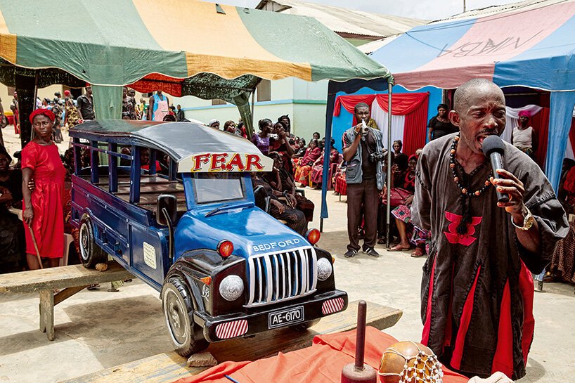 Regula Tschumi: Gana’da Cenaze Kültürü Görsel Bir Dil Olarak