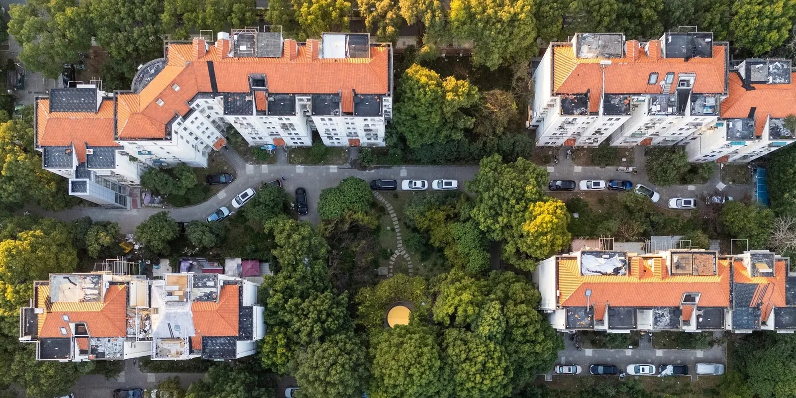 Şanghay’da Terk Edilmiş Bir Alanın Çarpıcı Topluluk Sahnesine Dönüşümü