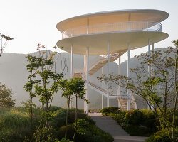 Shenzhen&rsquo;de Katmanlı Avlu: Kentsel Yaşamı Dönüştüren Peyzaj Mimarisi