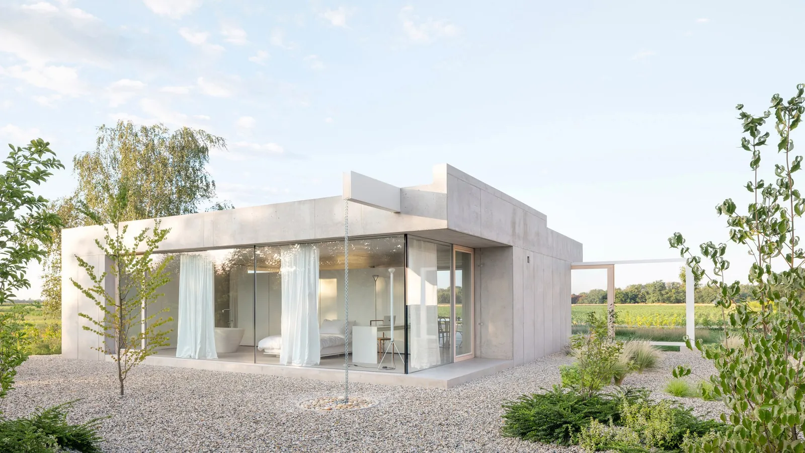 Slovenya’da Peyzaja Açılan Minimalist Beton Ev: Skupaj Arhitekti