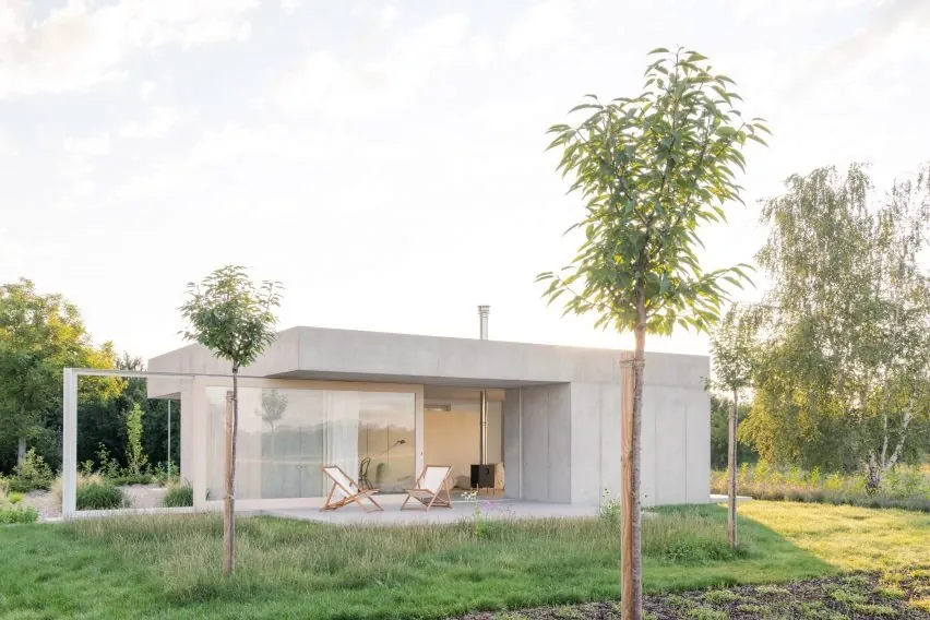 Slovenya’da Peyzaja Açılan Minimalist Beton Ev: Skupaj Arhitekti