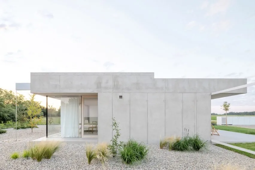 Slovenya’da Peyzaja Açılan Minimalist Beton Ev: Skupaj Arhitekti
