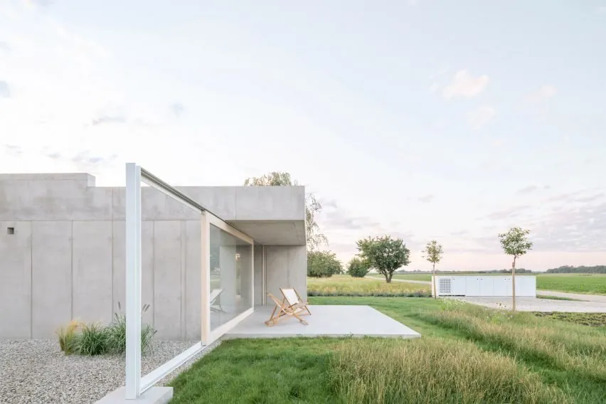 Slovenya’da Peyzaja Açılan Minimalist Beton Ev: Skupaj Arhitekti