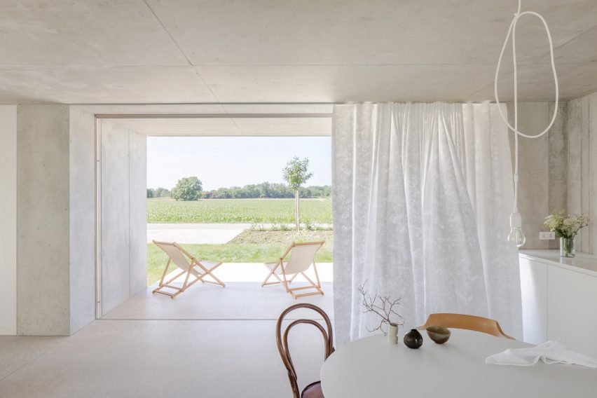 Slovenya&rsquo;da Peyzaja Açılan Minimalist Beton Ev: Skupaj Arhitekti