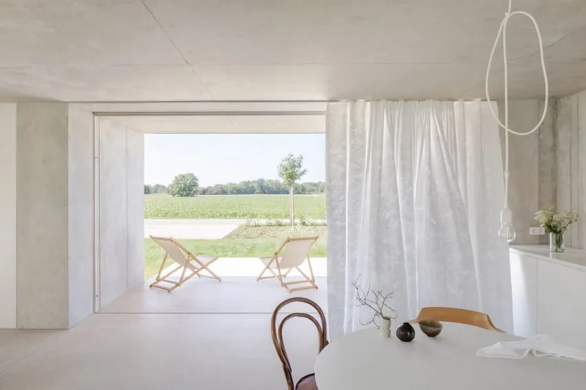 Slovenya’da Peyzaja Açılan Minimalist Beton Ev: Skupaj Arhitekti