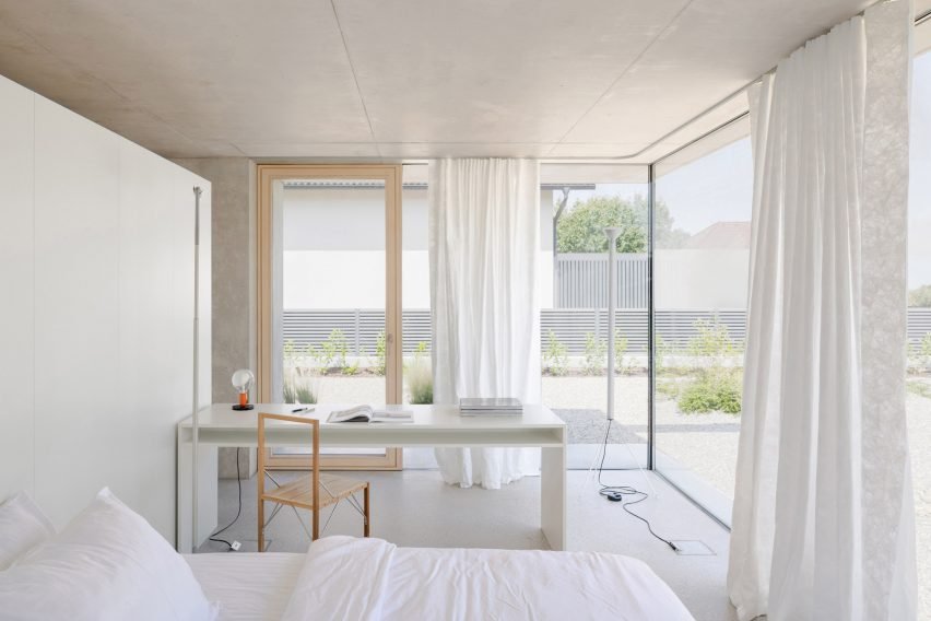 Slovenya&rsquo;da Peyzaja Açılan Minimalist Beton Ev: Skupaj Arhitekti