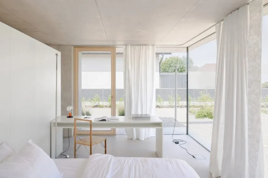 Slovenya’da Peyzaja Açılan Minimalist Beton Ev: Skupaj Arhitekti