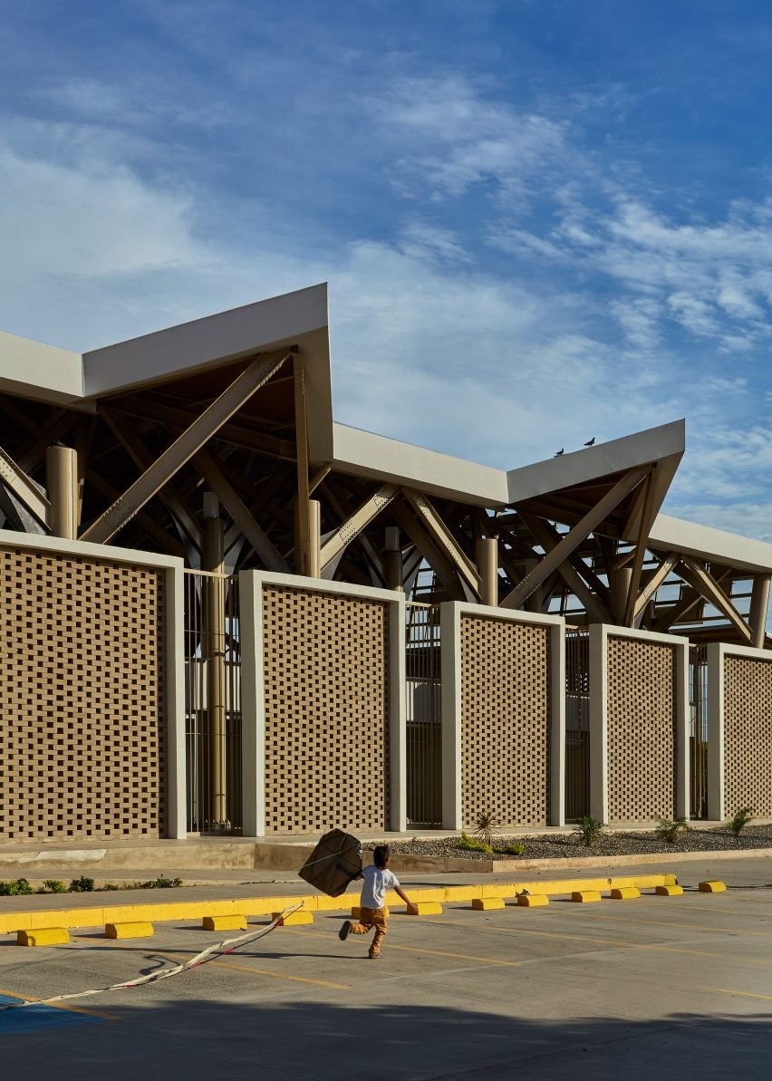 Tarq Studio&rsquo;dan Kolombiya&rsquo;da Mekanı Yeniden Düşündüren Pazar: Plaza Luna Vallenata