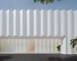 Málaga Üniversitesi'nde Modern Bir Manastır: Beton ve Avlularla Kimlik