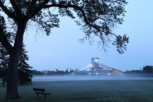 The Leaf: Winnipeg'de Botanik Zarafet, Sürdürülebilir Mimari Kesişimi