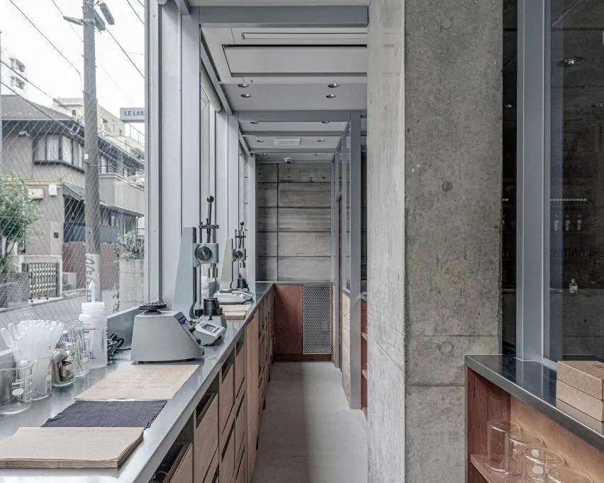 Tokyo’nun Ruhunu Yansıtan Le Labo Mağazası: Beton ve Ahşap Dansı