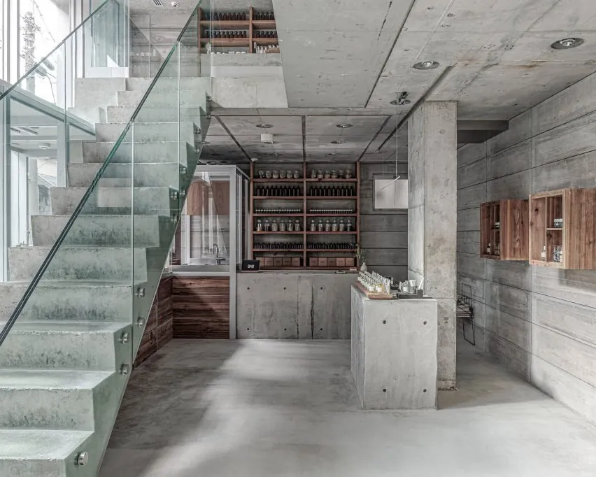 Tokyo’nun Ruhunu Yansıtan Le Labo Mağazası: Beton ve Ahşap Dansı