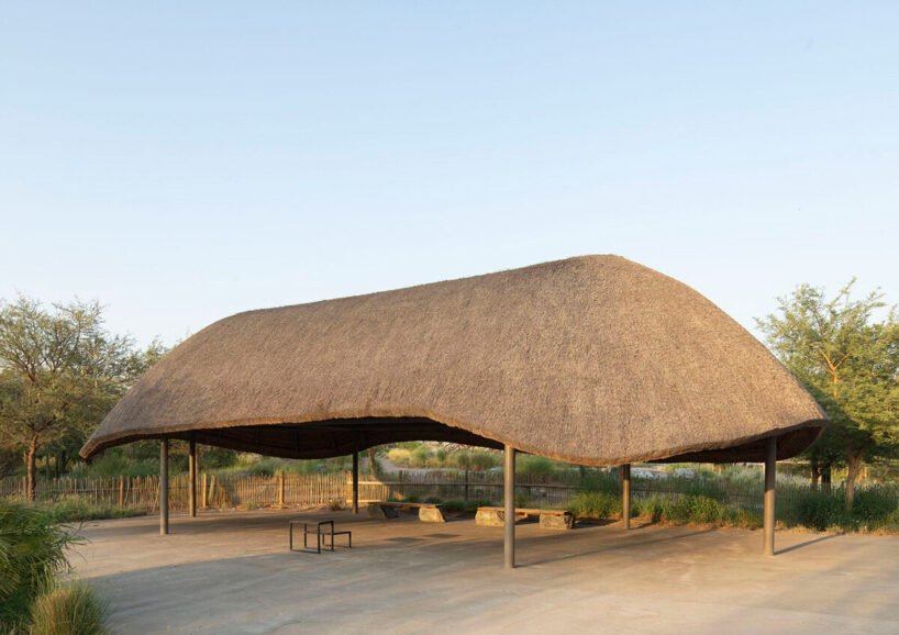 Urko Sánchez: Afrika Ruhu, BAE'de Hasır Çatılarla Yükseliyor