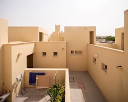 Urko Sánchez: Afrika Ruhu, BAE'de Hasır Çatılarla Yükseliyor