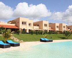 Urko Sánchez: Afrika Ruhu, BAE'de Hasır Çatılarla Yükseliyor