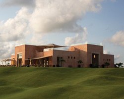 Urko Sánchez: Afrika Ruhu, BAE'de Hasır Çatılarla Yükseliyor