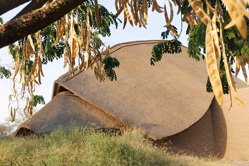 Urko Sánchez: Afrika Ruhu, BAE'de Hasır Çatılarla Yükseliyor
